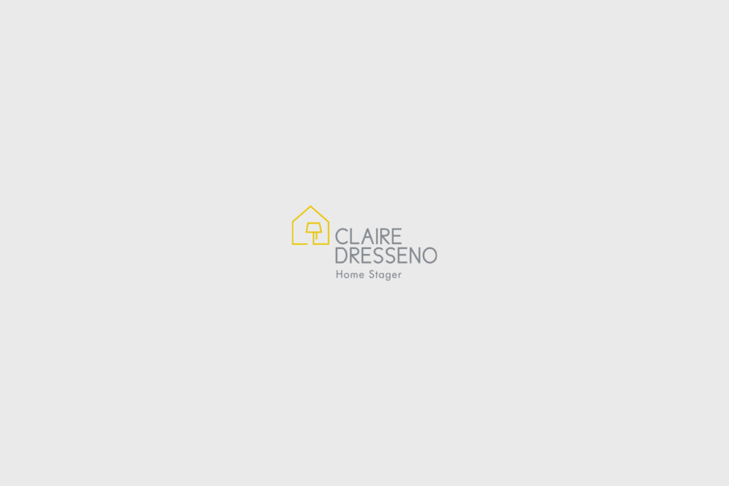 Logo di Claire Dresseno, Home Stager. Il logo include un'icona stilizzata di una casa con una lampada all'interno, affiancata dal nome "CLAIRE DRESSENO" e dalla dicitura "Home Stager".