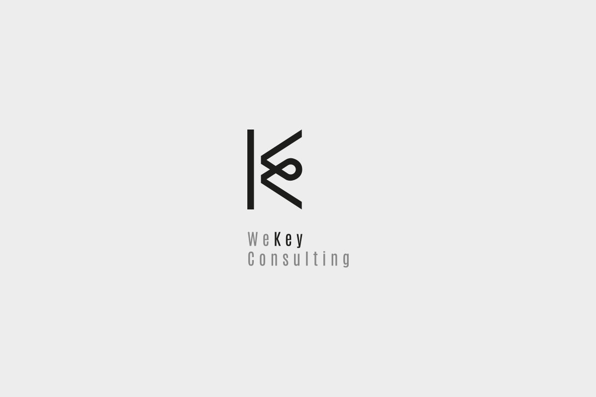 Logo di WeKey Consulting con design minimalista nero su sfondo grigio chiaro. Il logo mostra una combinazione stilizzata delle lettere "W" e "K" con una linea verticale.