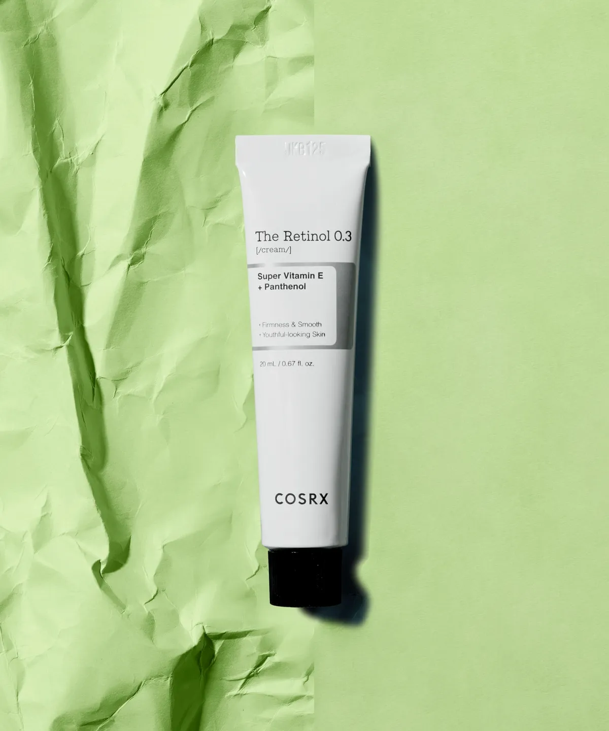 Tubetto crema Cosrx con retinolo, vitamina E e pantenolo su sfondo verde