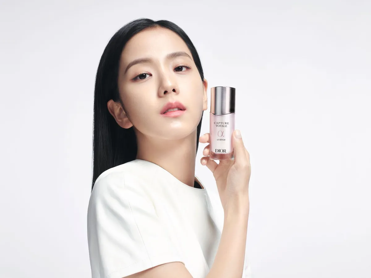 Jisoo della BLACKPINK con un prodotto Dior in mano.
