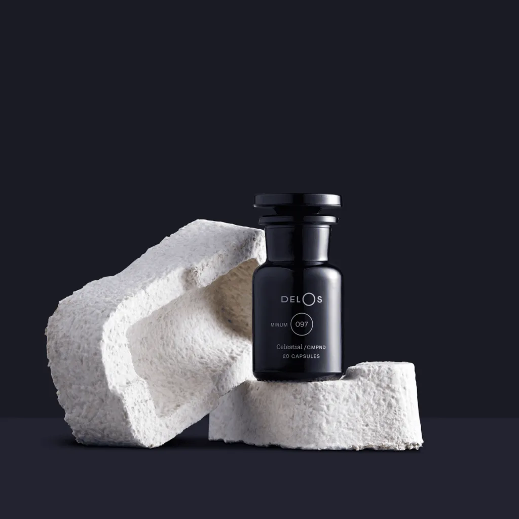 Flacone nero di capsule Delos e del suo packaging prodotto con i funghi