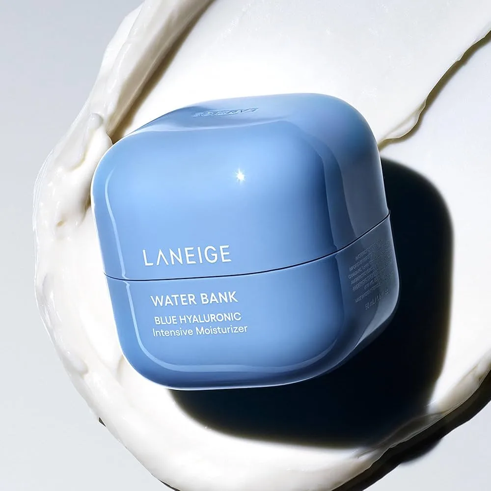 Vasetto azzurro dalla forma arrotondata di Laneige Water Bank Blue Hyaluronic Intensive Moisturizer, posizionato su uno sfondo bianco con crema spalmata attorno.