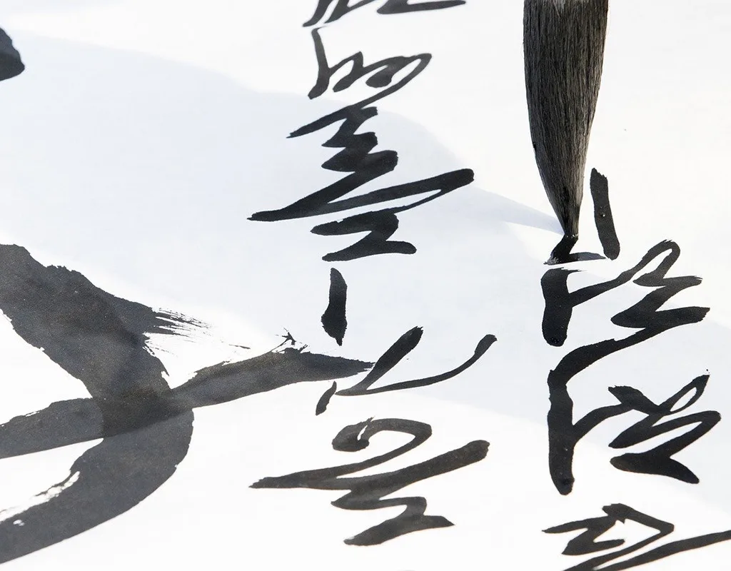 L'estetica dell'Hanja nella calligrafia coreana. Immagine di caratteri cinesi su un foglio bianco e di un pennello.