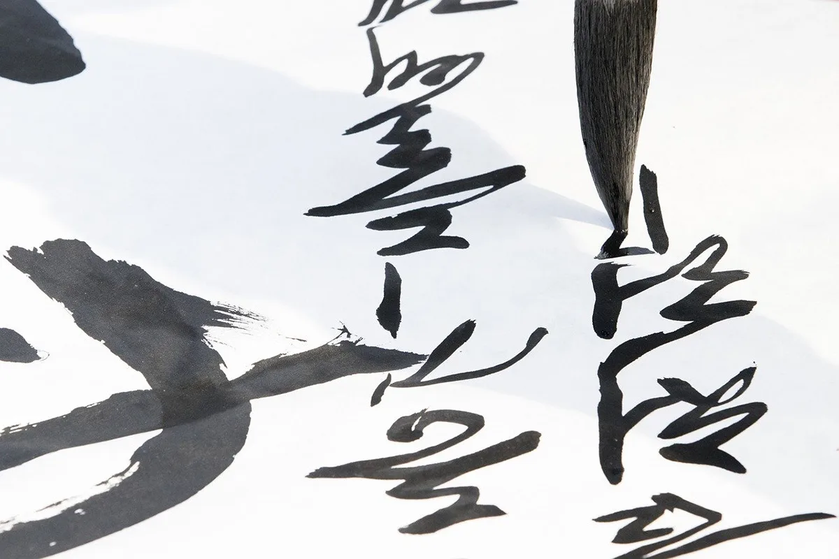 L'estetica dell'Hanja nella calligrafia coreana. Immagine di caratteri cinesi su un foglio bianco e di un pennello.