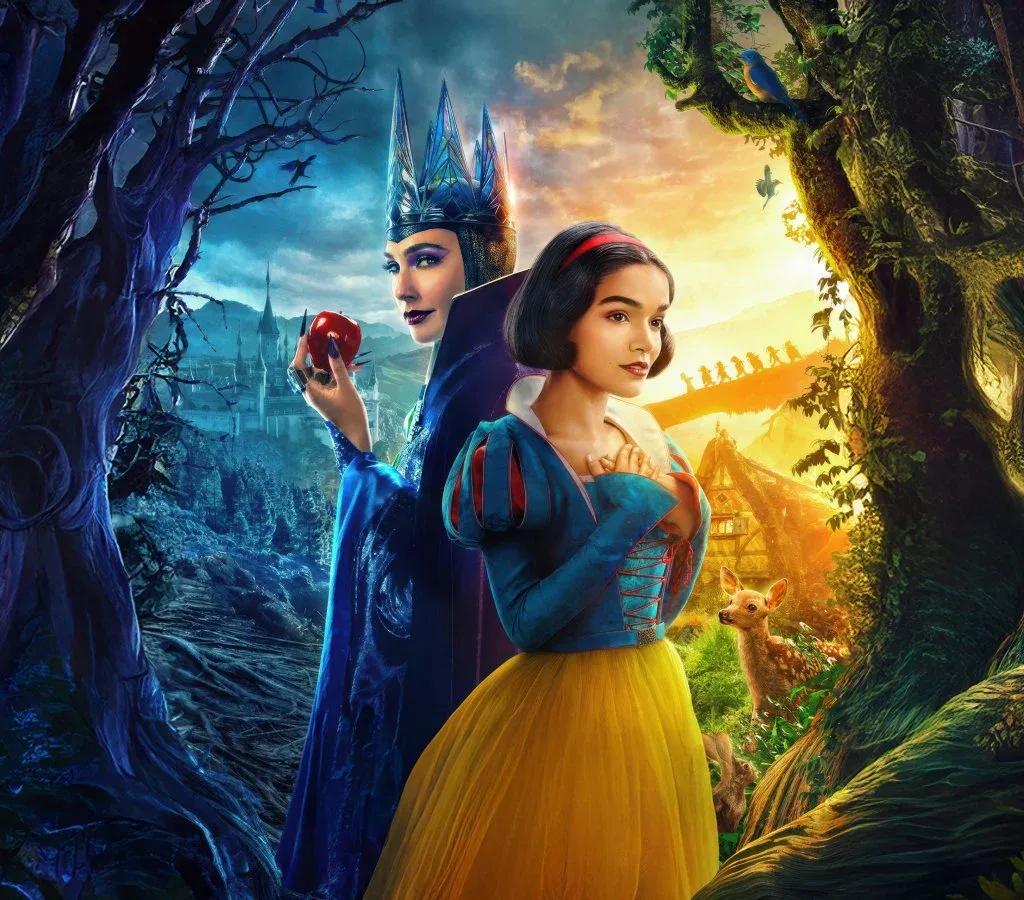 L'immagine mostra Biancaneve (Rachel Zegler) e la Regina Cattiva (Gal Gadot) in un poster promozionale per il film "Biancaneve" del 2025. La strategia di marketing di Biancaneve sembra puntare su un mix di nostalgia e modernizzazione. Biancaneve è vestita con il suo abito classico e la Regina Cattiva è dietro di lei con una mela rossa in mano.