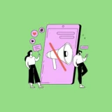 Illustrazione vettoriale sul silenzio nel marketing con sfondo verde che mostra due persone ai lati di un grande smartphone viola con un megafono barrato sopra, simboli di notifiche social accanto.