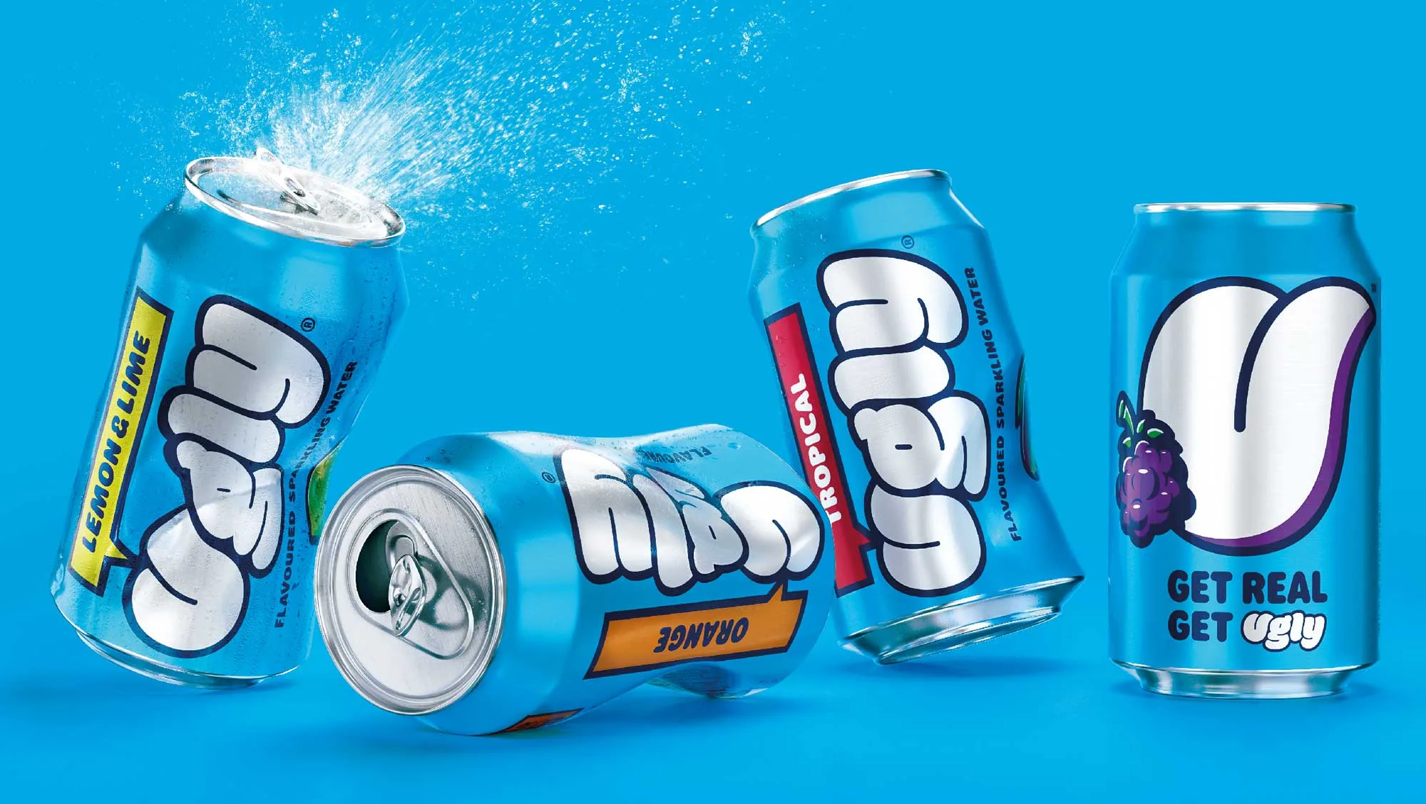 Lattine di Ugly Drinks su sfondo blu.