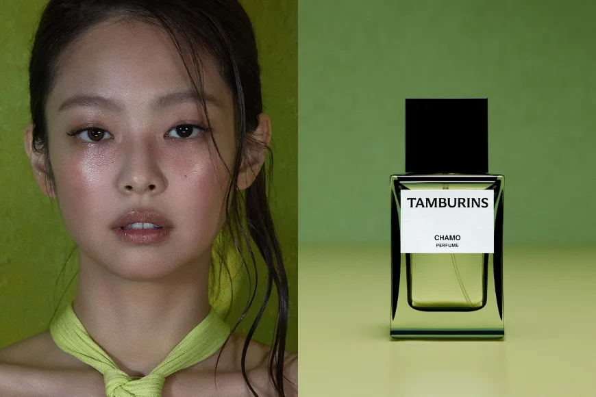 Bottiglia di profumo Tamburins Chamo su sfondo verde accanto a una figura con foulard verde annodato al collo.