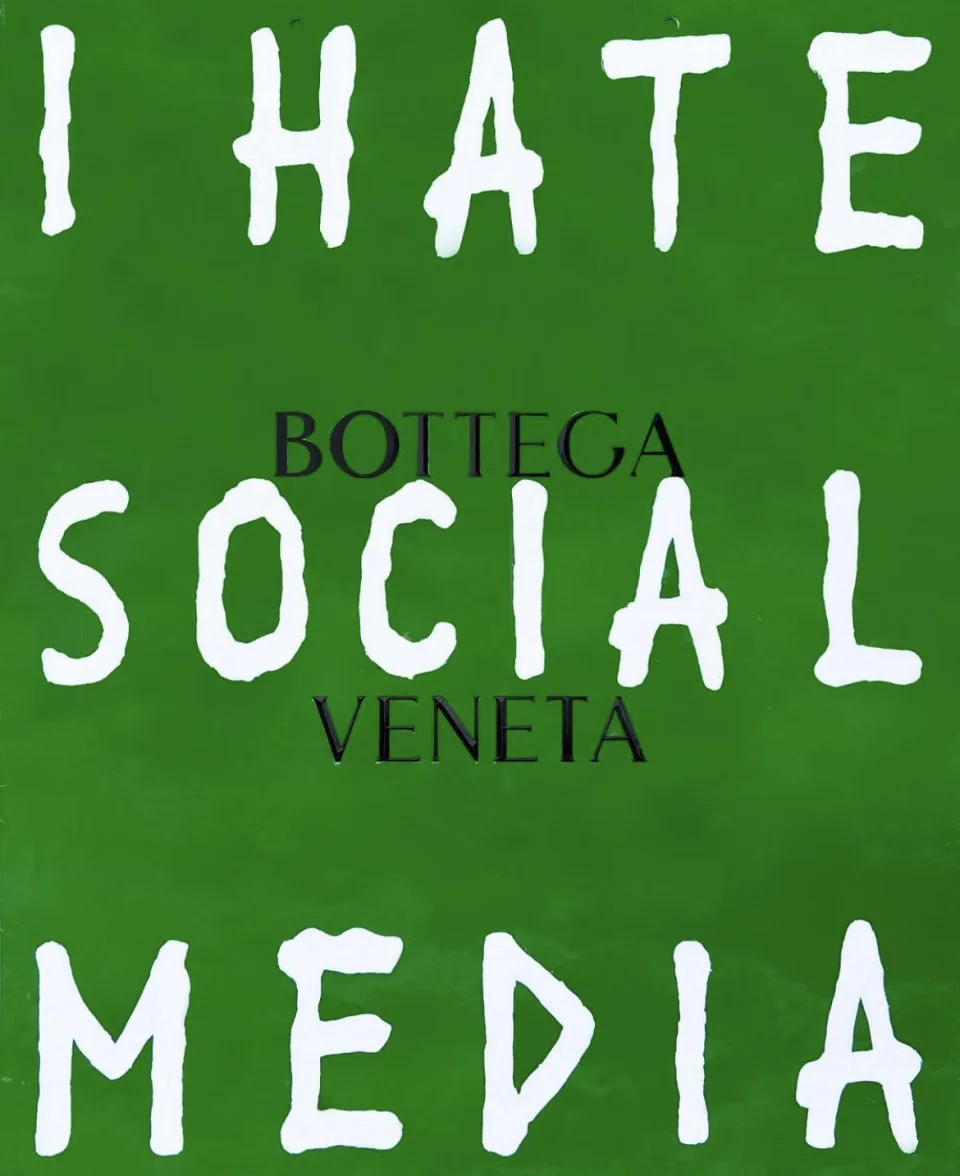 Poster verde con la scritta "I HATE SOCIAL MEDIA" in bianco e il logo Bottega Veneta al centro che rappresenta la strategia del silenzio del marketing adottato dal brand nel 2021.