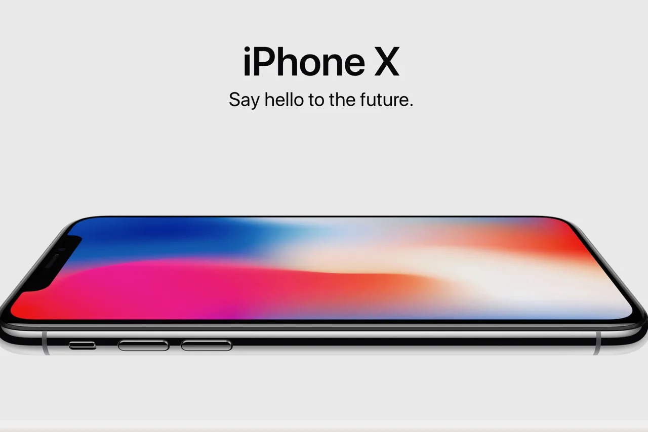 Immagine promozionale dell'iPhone X che mostra il telefono di lato su uno sfondo bianco con la scritta "iPhone X. Say hello to the future."
