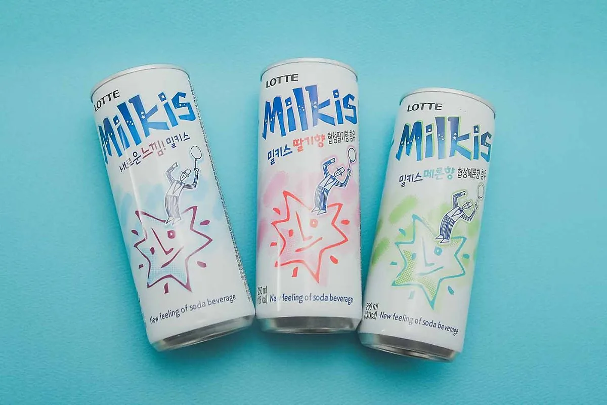 Immagine di tre differenti packaging bibite coreane Milkis su sfondo celeste.