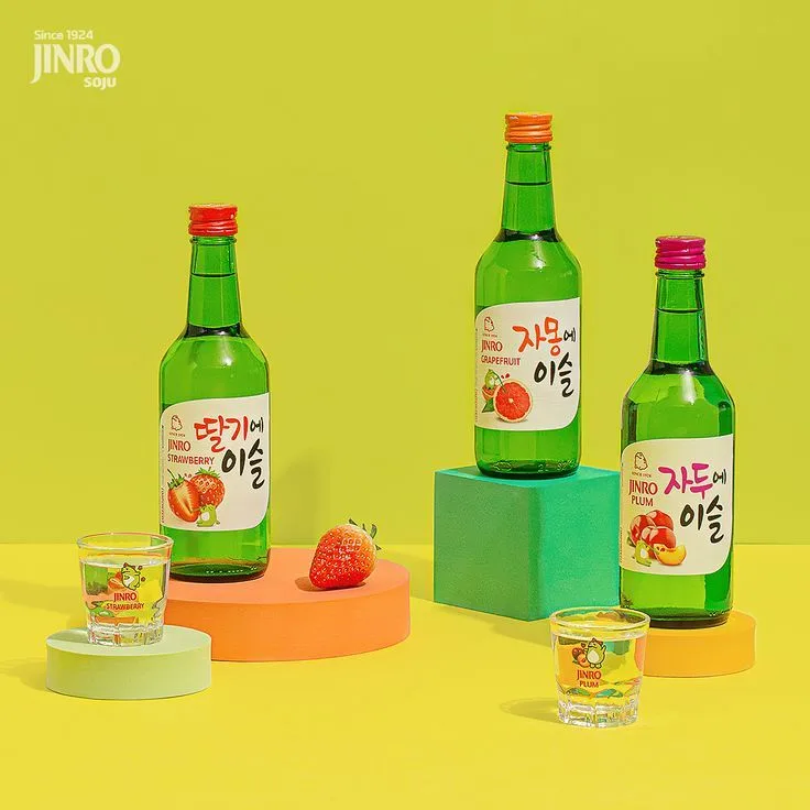 Immagine coloratissima di tre bottigliette di Hite Jinro Soju gusto pesca.
