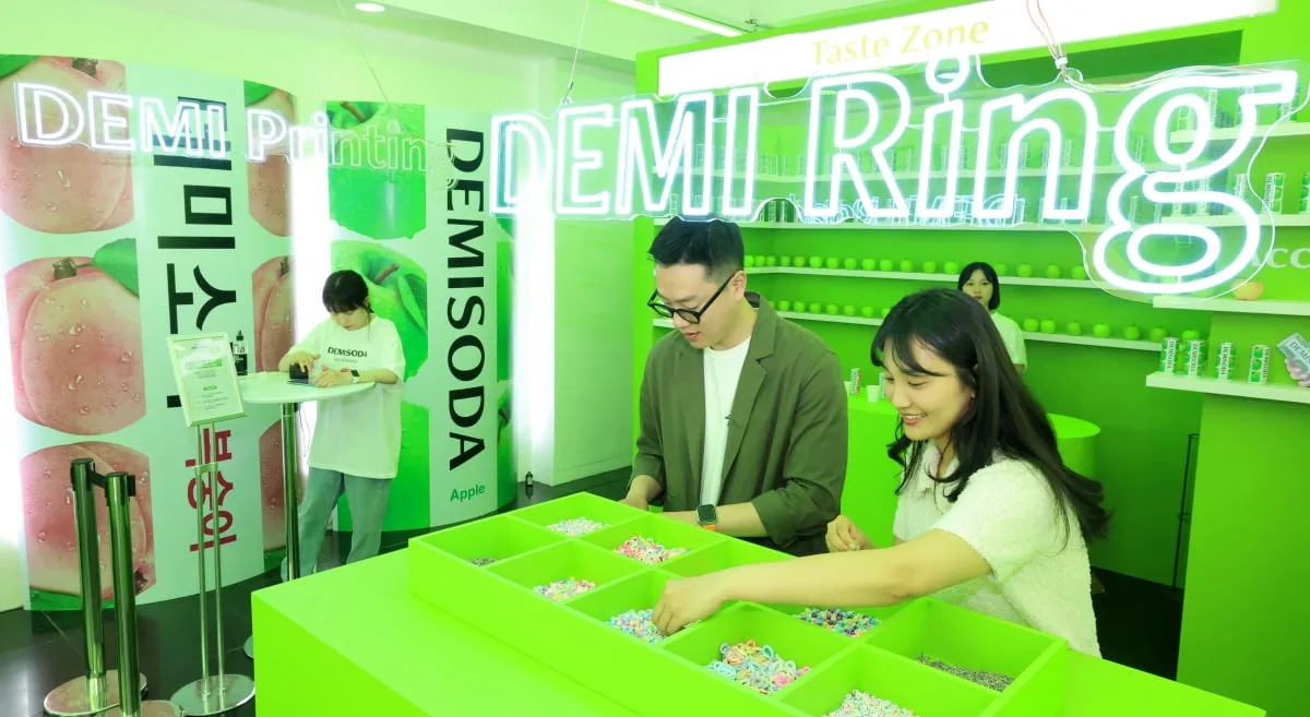 Immagine di uno store Demisoda completamente brandizzato con colori neon e verde acido.