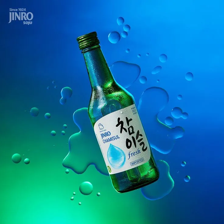 Immagine di una bottiglia di Jinro Chamisul Fresh su sfondo gradiante blu e verde.