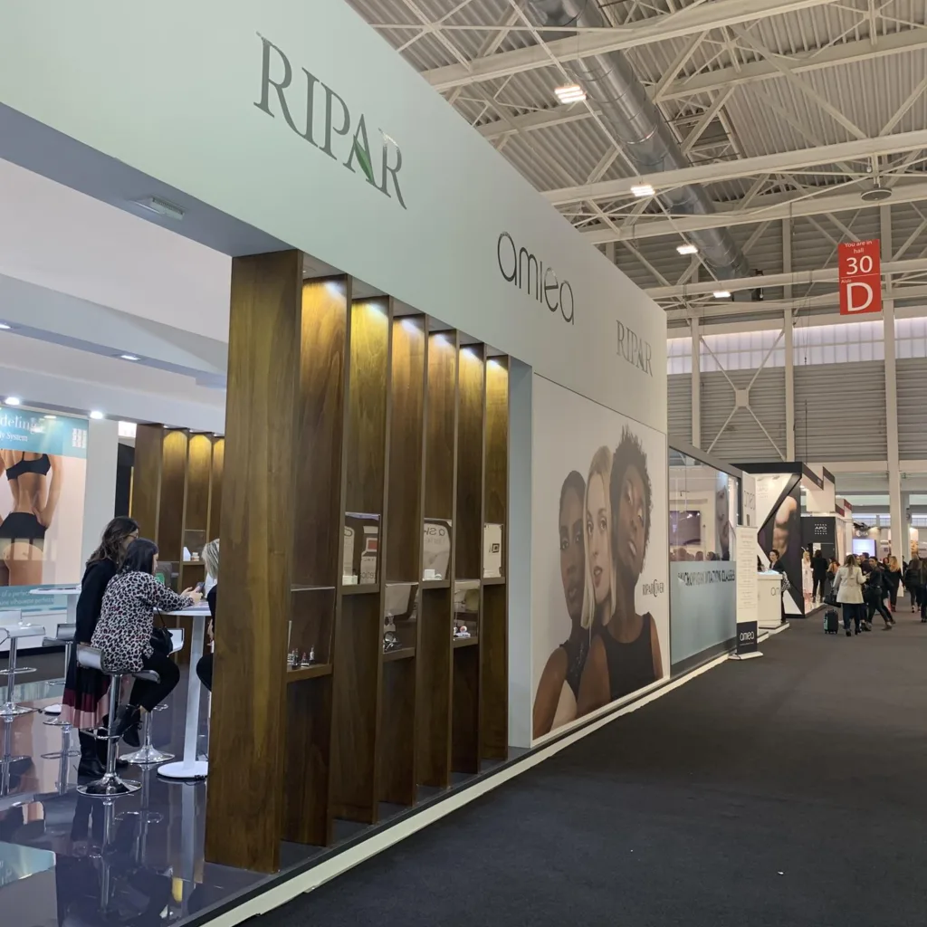 Stand fieristico Ripar progettato secondo i principi dello space branding, con visual identity coerente e design immersivo al Cosmoprof.