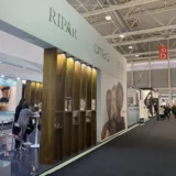 Stand fieristico Ripar progettato secondo i principi dello space branding, con visual identity coerente e design immersivo al Cosmoprof.