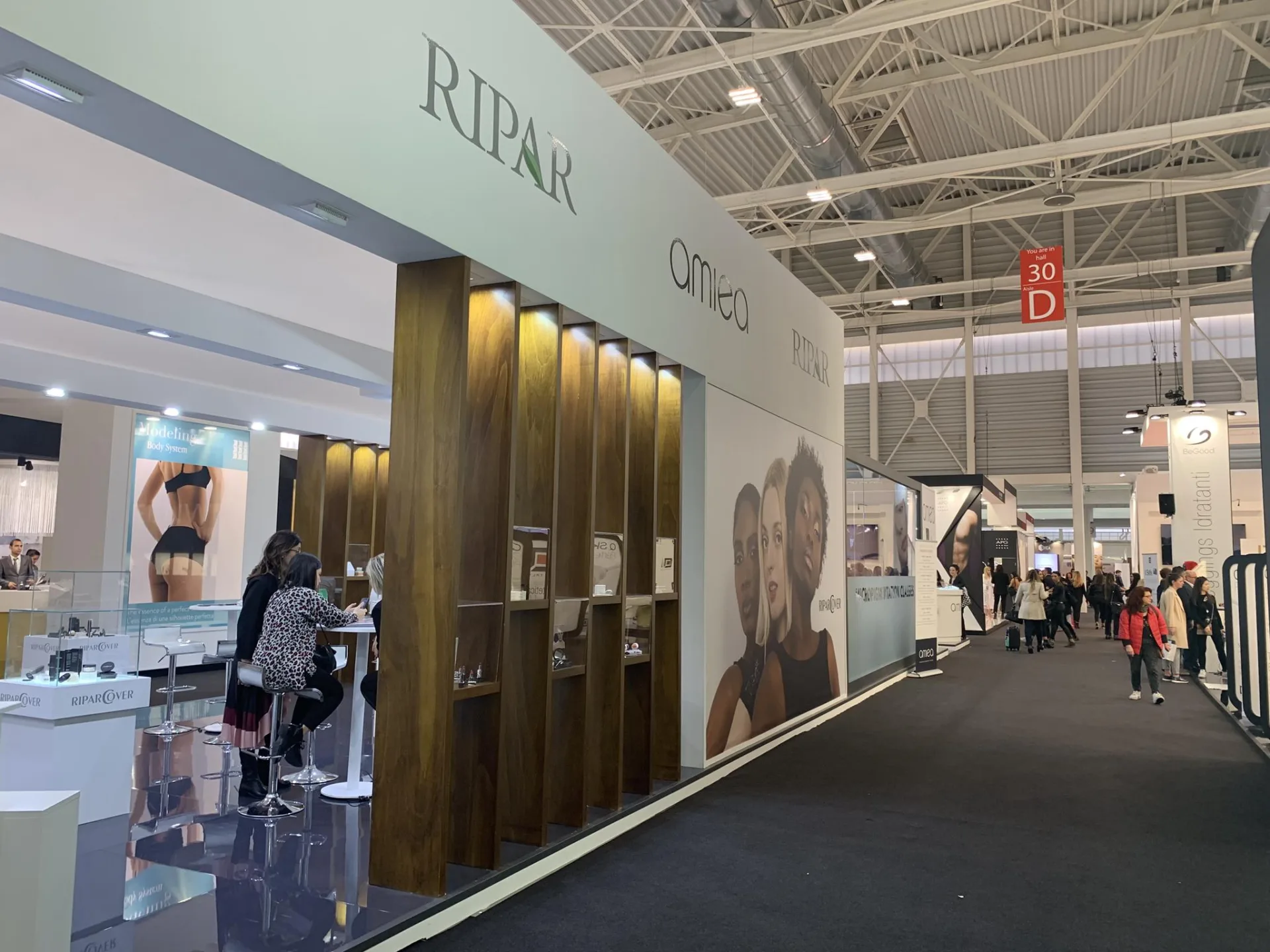 Stand fieristico Ripar progettato secondo i principi dello space branding, con visual identity coerente e design immersivo al Cosmoprof.