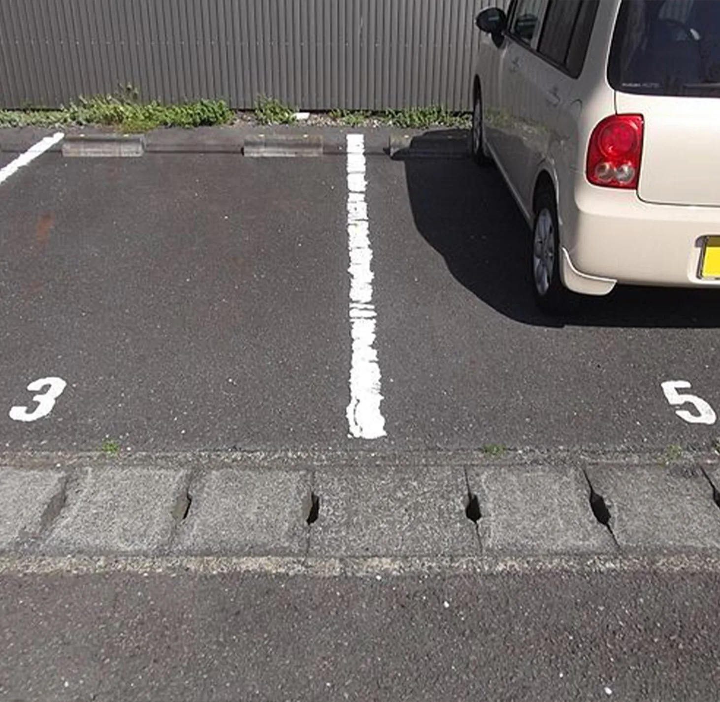 Immagine di un parcheggio numerato in Corea del Sud senza il numero 4 a causa della tetrafobia