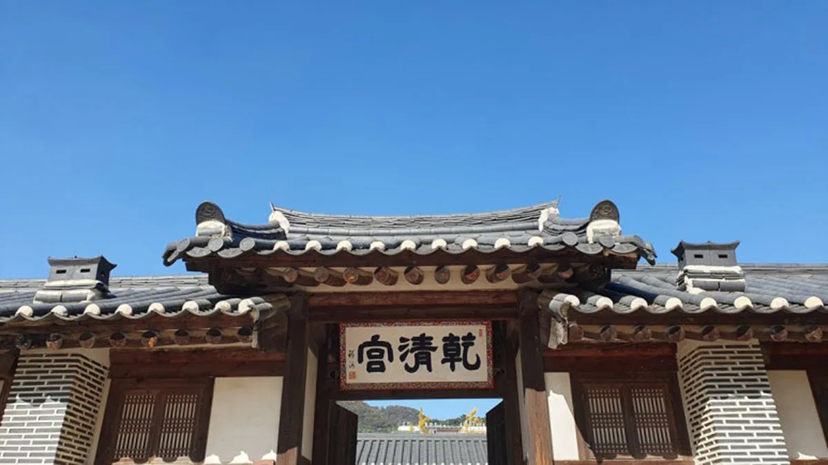 Ingresso di un edificio tradizionale coreano con tetto in stile hanok e insegna in caratteri hanja.