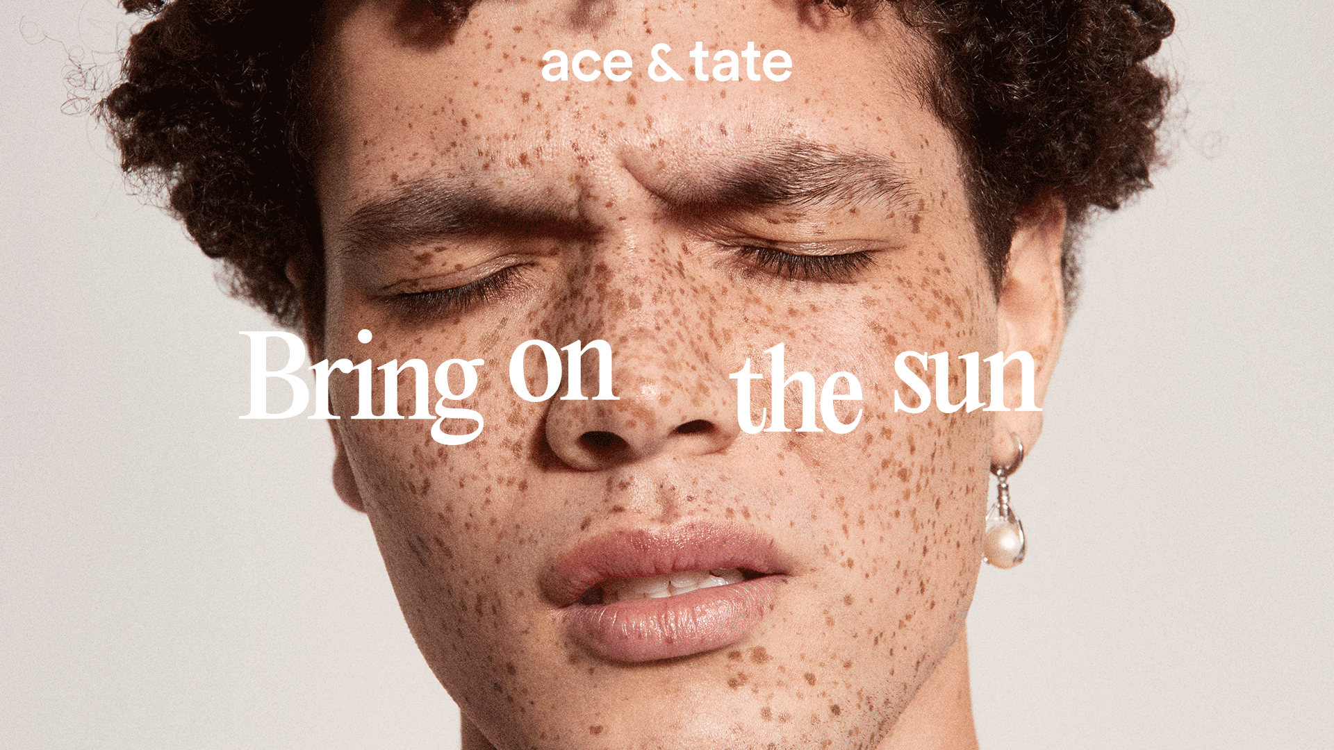 Persone con occhi chiusi e sguardi intensi sotto una forte luce solare nella campagna Ace & Tate "Bring on the Sun"
