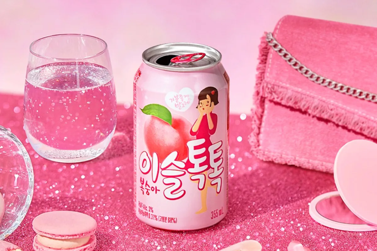 Coloratissimo packaging Jinro TokTok gusto Pesca in lattine rosa.
