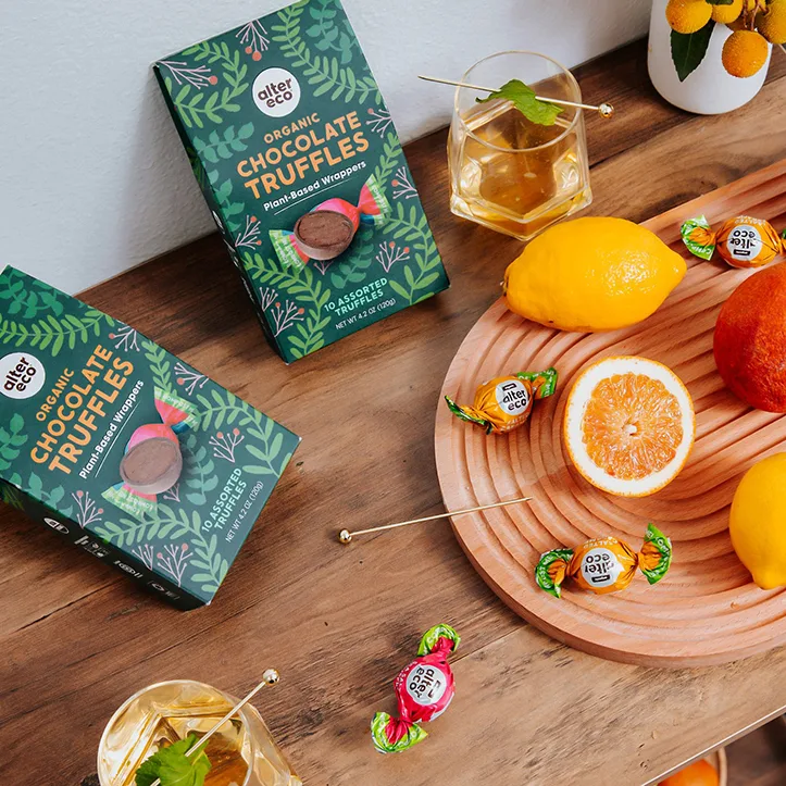 Scatola di cioccolatini Alter Eco Holiday Truffles con packaging sostenibile.