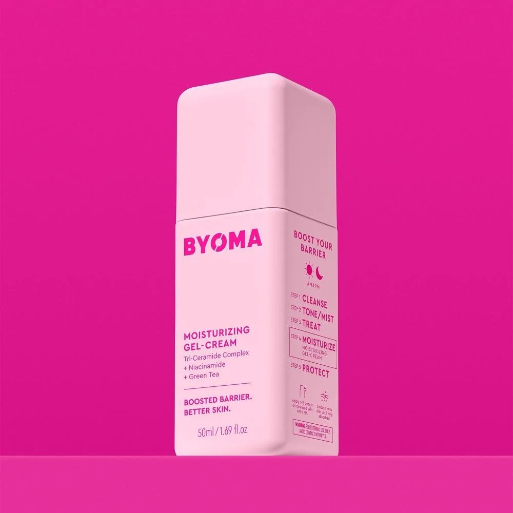Confezione BYOMA in plastica mono-materiale al 100% riciclabile rosa su sfondo fucsia.