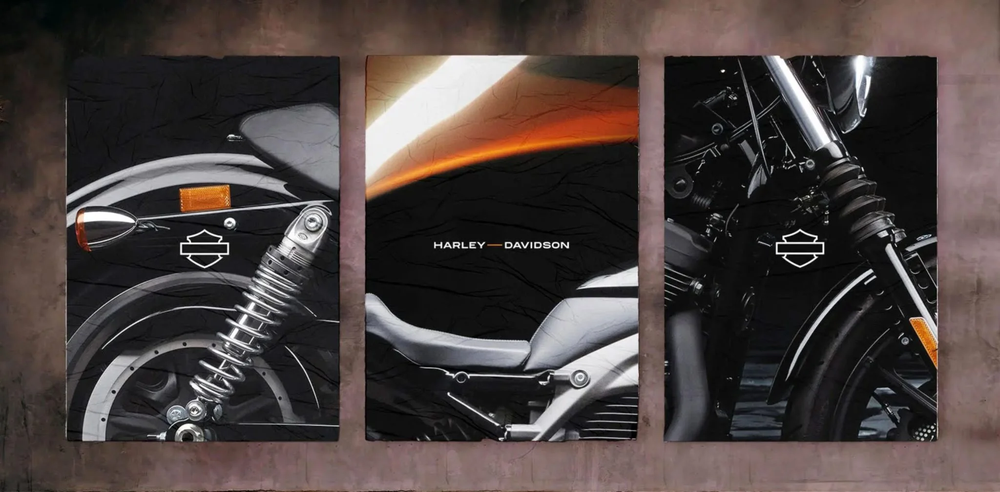 Tre poster Harley-Davidson con il nuovo logo e particolari delle motociclette.