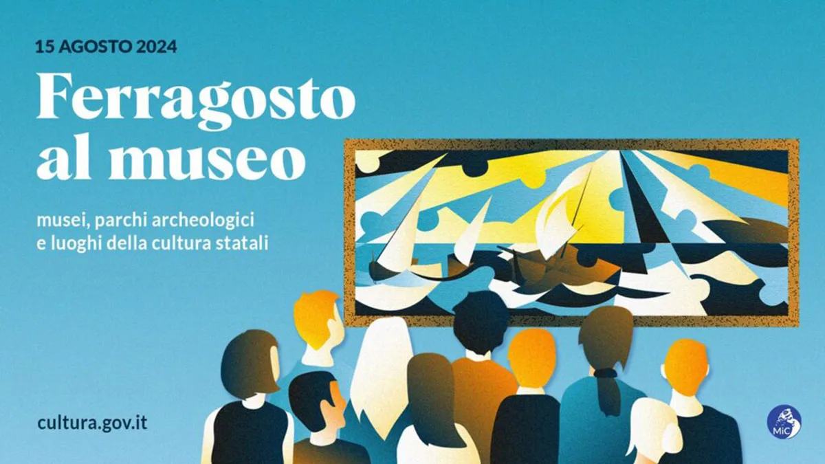 Locandina con visitatori davanti a un quadro marino, promuove musei e parchi aperti il 15 agosto.