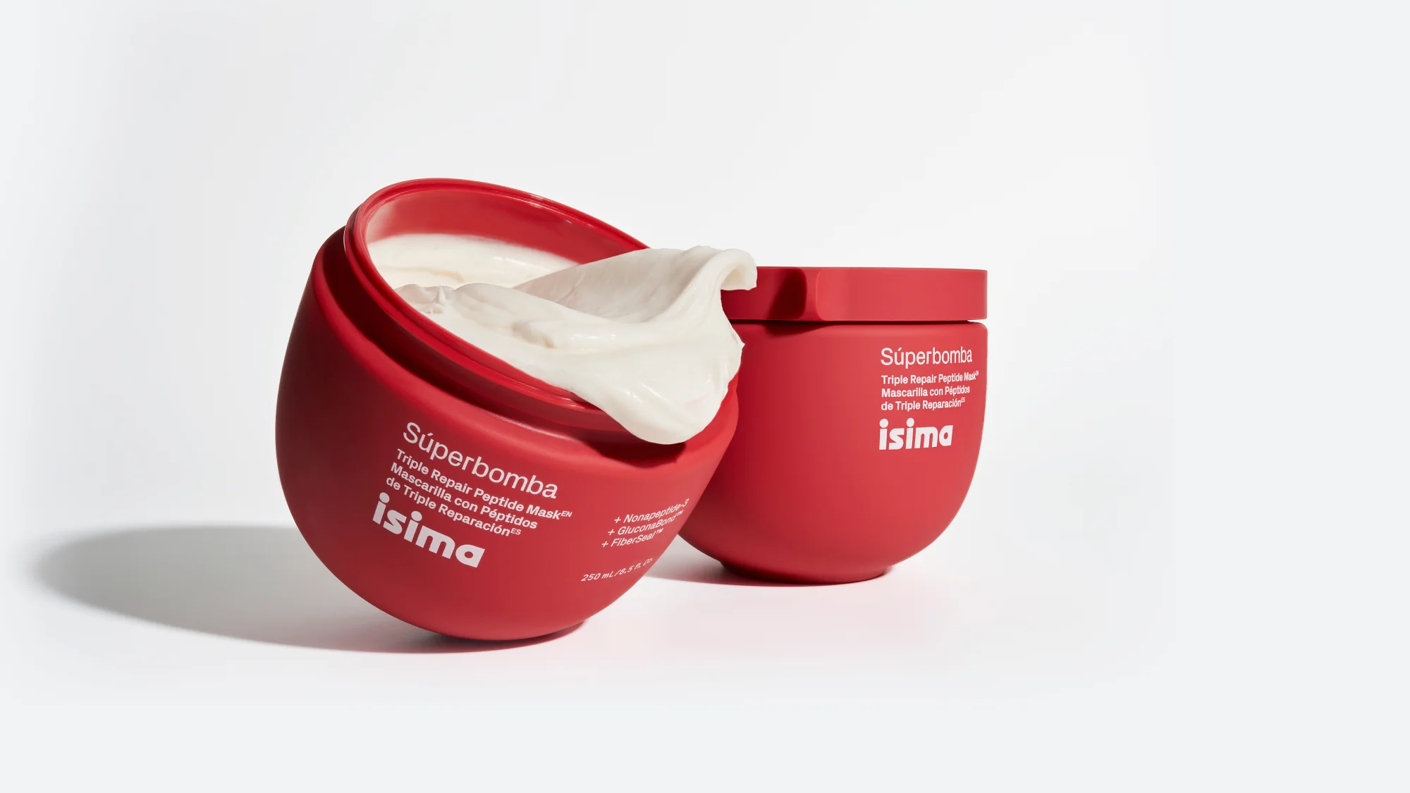 Due vasetti della maschera Súperbomba di Isima. Packaging rosso su sfondo neutro.