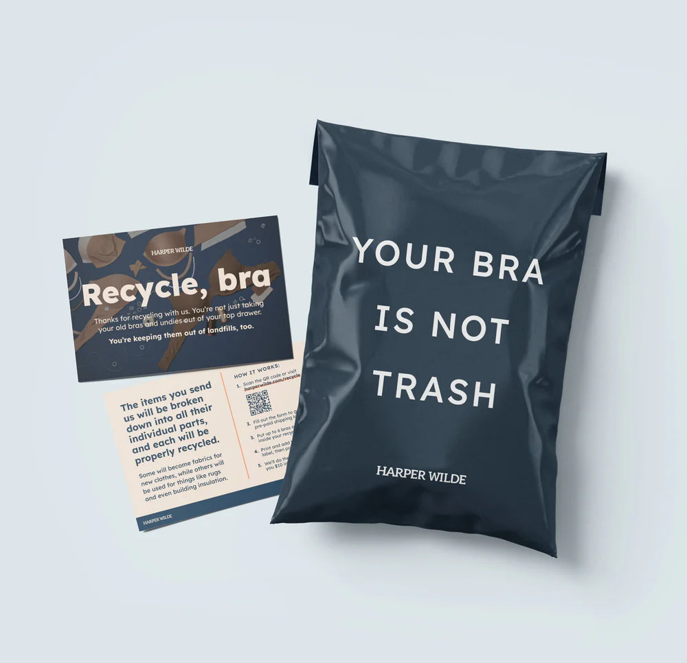 Busta blu Harper Wilde con scritta "Your bra is not trash" e volantini sul riciclo di reggiseni
