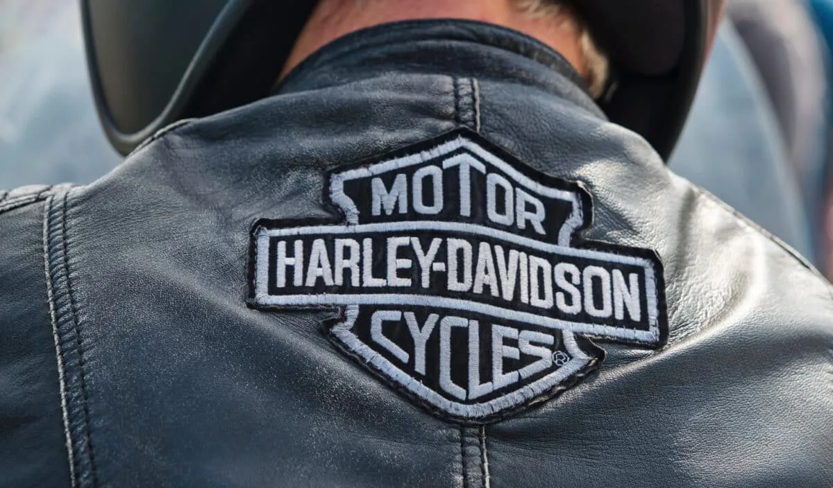 Particolare di una giacca in pelle con il logo Harley-Davidson bianco e nero