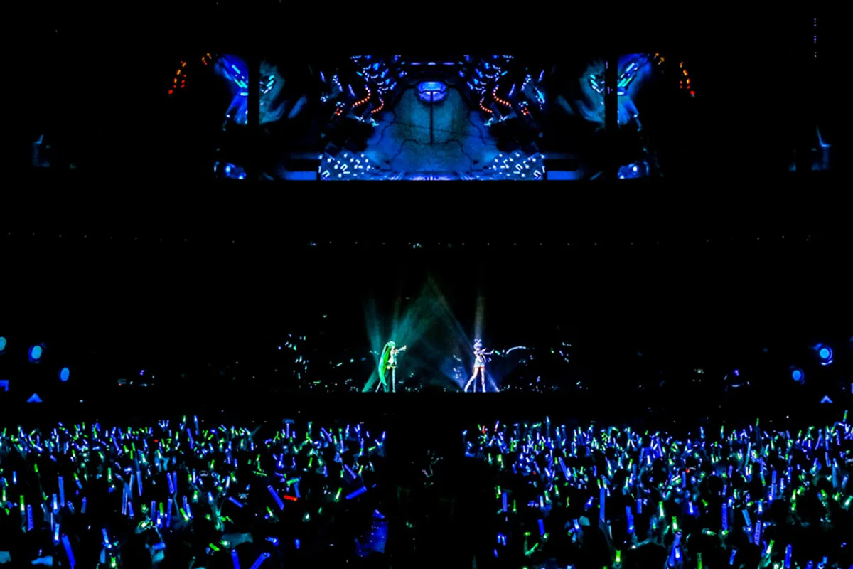 Concerto con centinaia di fan delle influencer AI Luo Tianyi e Hatsune Miku
