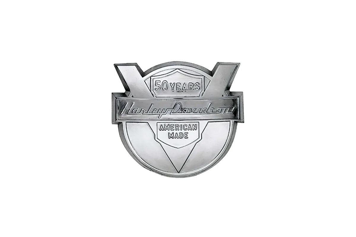Stemma commemorativo Harley-Davidson per i 50 anni, con scritte "50 Years" e "American Made".