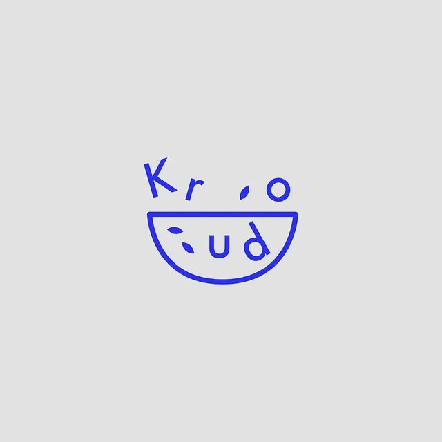 Immagine di un logo con le lettere Krudo e foglioline che saltano fuori da una ciotola stilizzata.