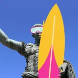 Marketing di Ferragosto: Cesare Ottaviano Augusto con illustrazioni: ghiacciolo, maschera, boccaglio, surf.