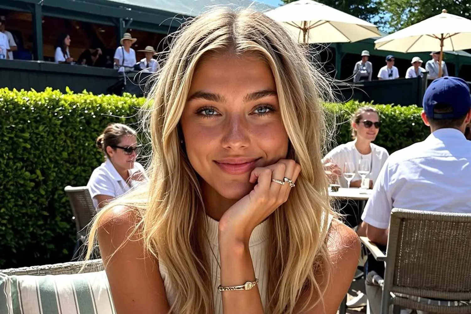 L'influencer Mia Zelu sorridente in una foto fake diventata virale a Wimbledon