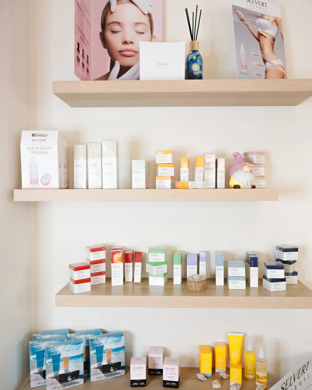 Scaffale con prodotti cosmetici Ripar e Selvert ordinati per linea