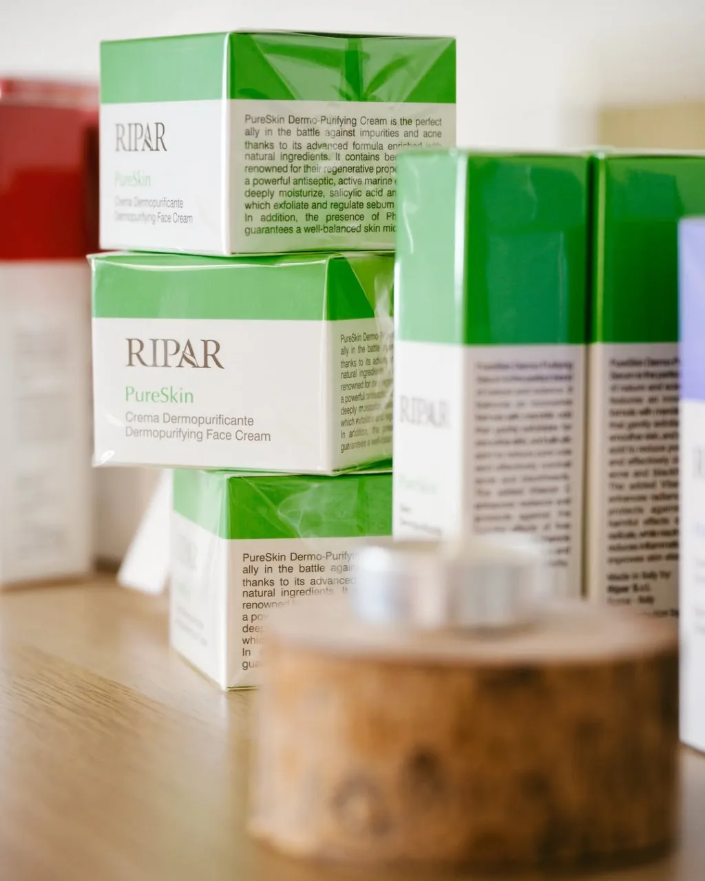 Primo piano su confezioni Ripar PureSkin Crema Dermopurificante