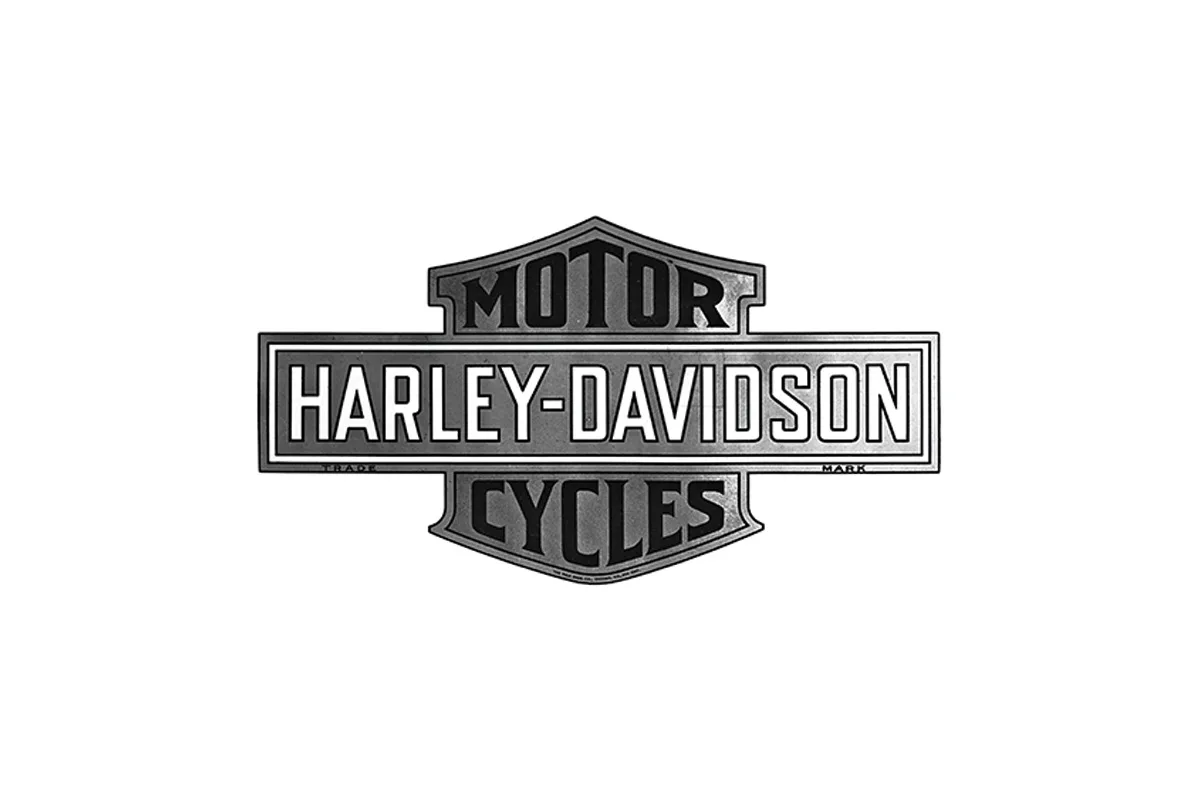 Primo logo Harley Davidson del 1910 in bianco e nero con scritto: Motor Harley Davidson Cycles.