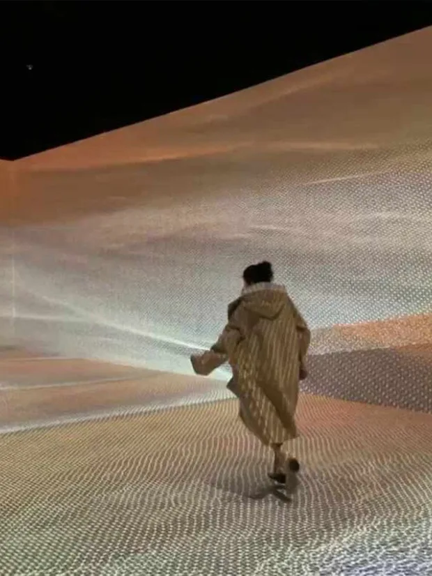 Ragazza di spalle immersa in un’installazione immersiva all’interno della struttura Burberry di Jeju