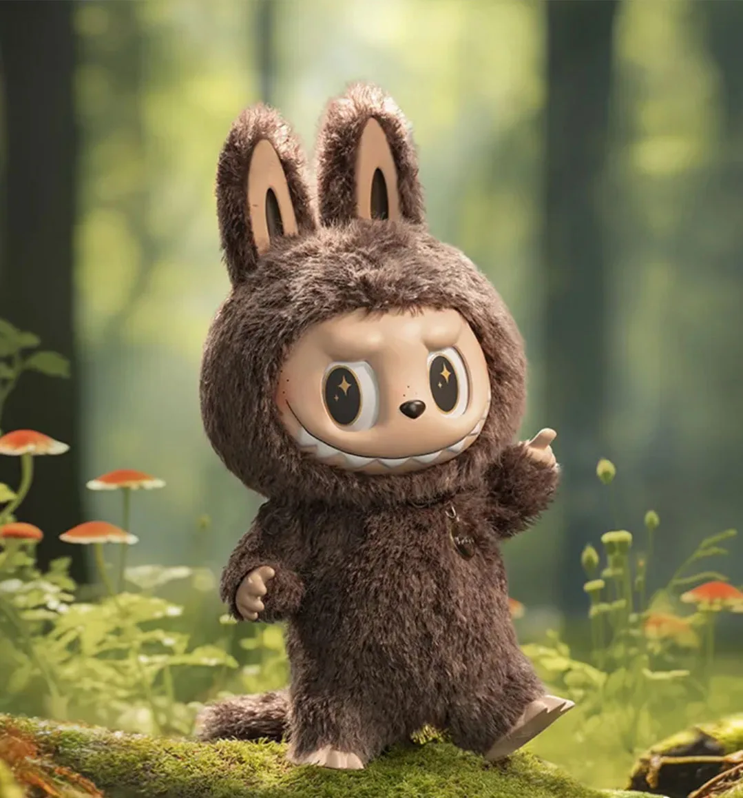 Labubu Zimomo in un bosco con alberi e funghi rossi