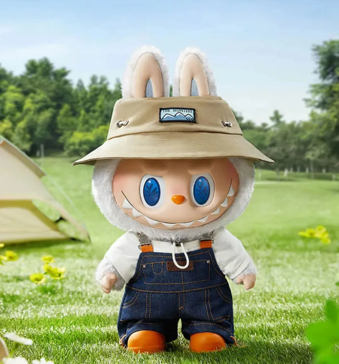 Labubu Fall in Wild con salopettte in jeans e cappello da pesca stile outdoor