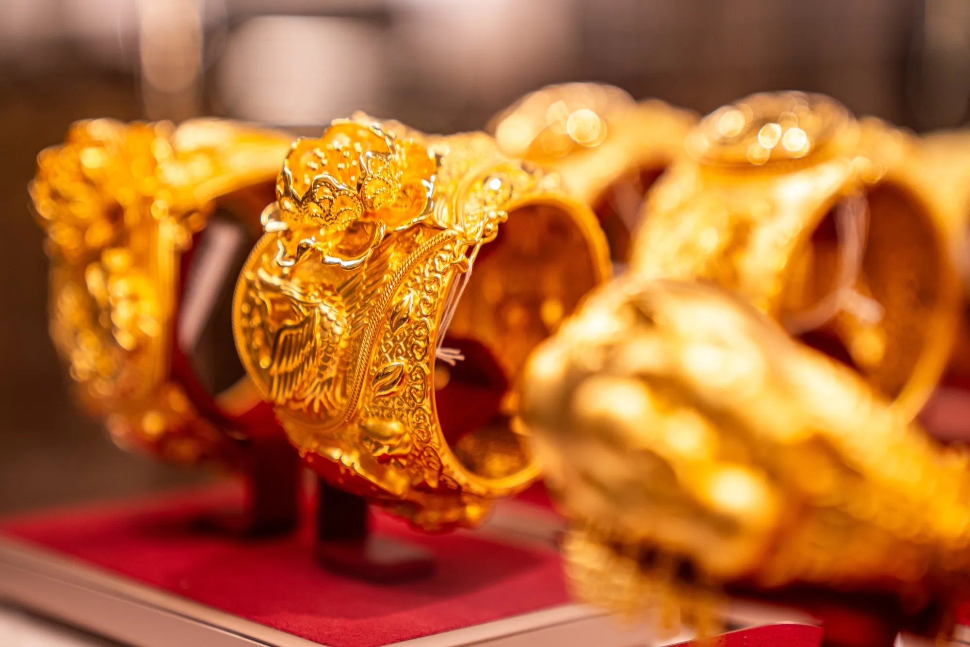 Particolare di intarsio di anelli del brand di lusso cinese Laopu Gold