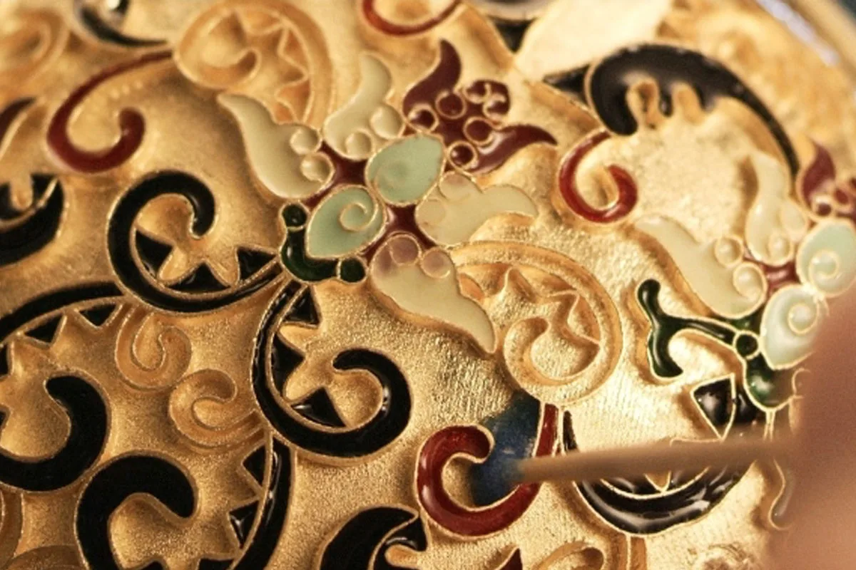 Particolare di un gioiello Laopu Gold che viene dipinto a mano.