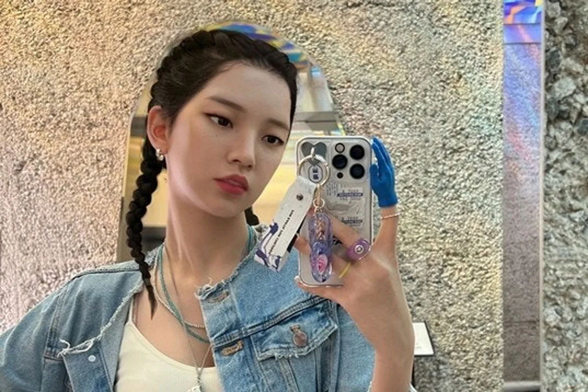L'influencer coreana AI Rozy posa in uno spot pubblicitario