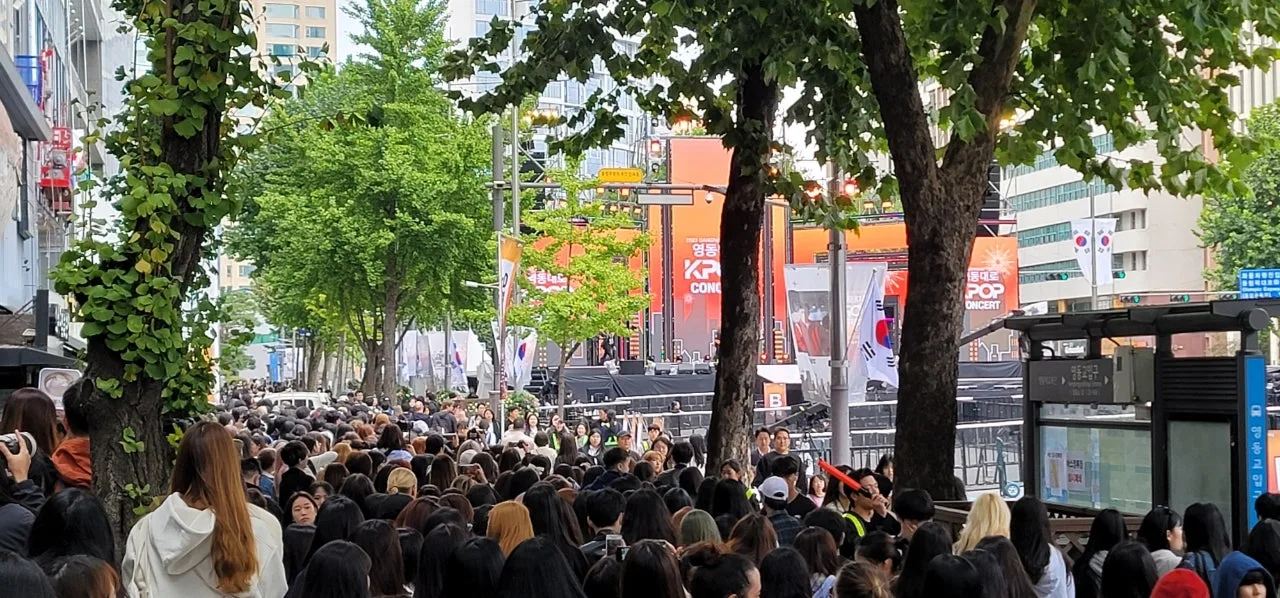 Folta folla di fan K-pop a un festival k-pop a Seoul