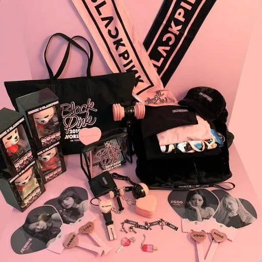 Merchandise originale Blackpink con poster, gadget e album disposti su tavolo