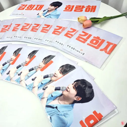 Gadget e poster ufficiali del Kim Hee-jae Fan Café, inclusi oggetti da collezione dei fan