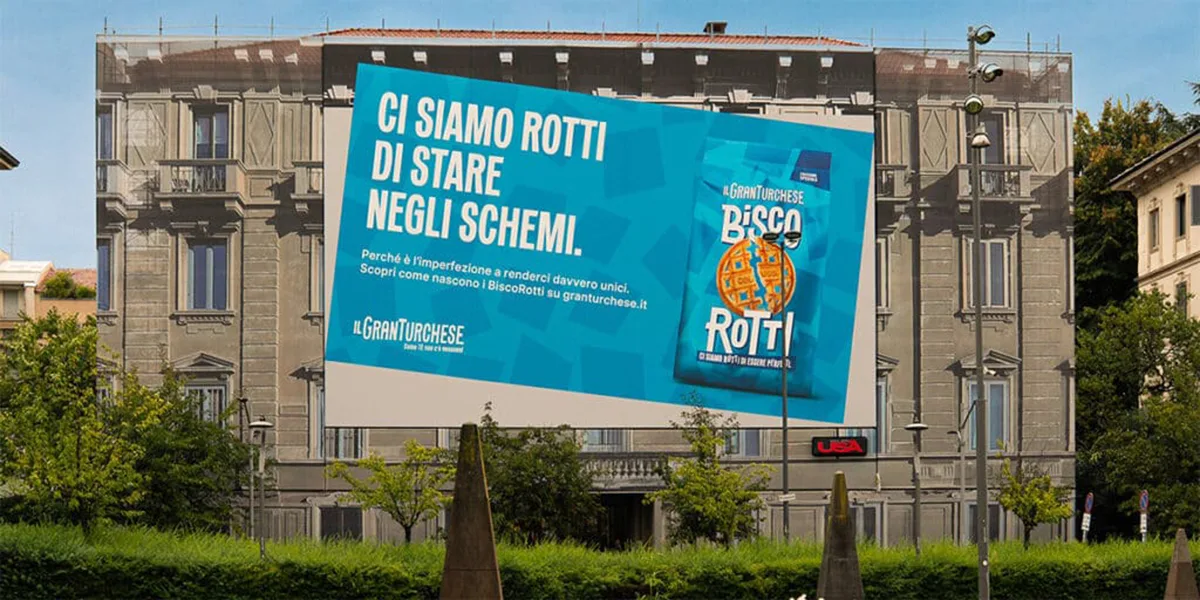 Cartellone pubblicitario Colussi BiscoRotti sulla facciata di un palazzo